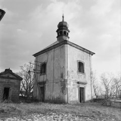 starší foto kaple (vlevo)