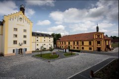 pohled na pivovar a zámek s kaplí (vpravo)