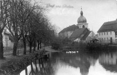 pohled na kostel přes obecní rybník