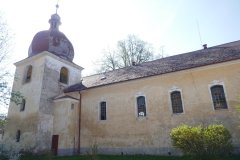 pohled na věž u levé zadní části kostela