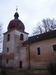 pohled na věž u levé zadní části kostela