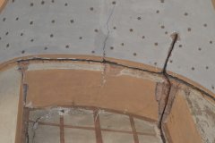 pohled do interiéru - popraskaný překlad nad oknem