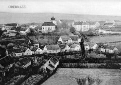 dobová pohlednice vsi s kostelem