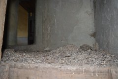 podkroví kostela znečištěné od holubů