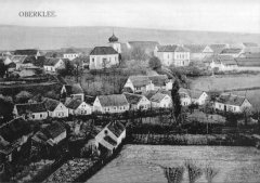 dobová pohlednice vsi s kostelem