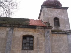 pohled zleva na opravenou část střechy