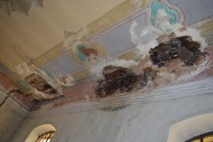 pohled do interiéru - poškozený strop