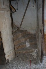 schody na kůr znečištěné od holubů