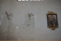 pohled do interiéru - rozkradené obrazy křížové cesty
