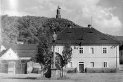 celkový pohled na město s kostelní věží v pozadí