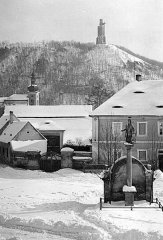 zimní náměstí s kostelem v pozadí