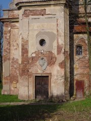 oprýskané průčelí kostela