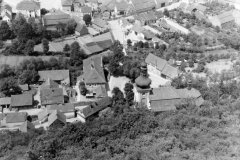 celkový pohled na město s kostelem