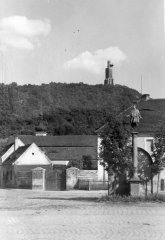 celkový pohled na město s kostelní věží v pozadí