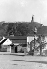 celkový pohled na město s kostelní věží v pozadí