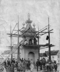 umísťování sochy Krista