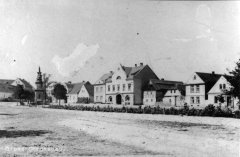 náves s kapličkou (vlevo)