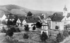 celkový pohled na ves s kapličkou