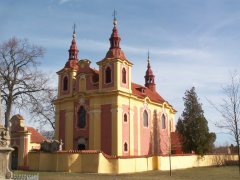 pohled zepředu zprava - opravená ohradní zeď okolo kostela