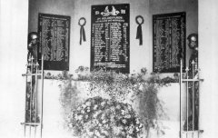 původní interiér kaple s památníkem padlým v 1. světové válce