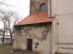 přístavek u levé zadní části kostela