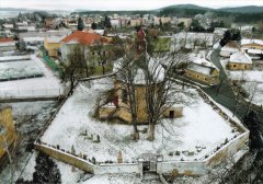 celkový pohled na město s kostelem