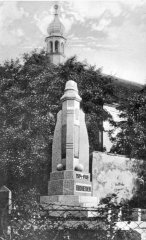 starší foto kostela (sanktusník za stromy)