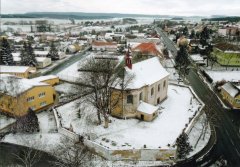 celkový pohled na město s kostelem