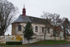 pohled zezadu zleva - oprava střechy presbytáře