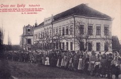 kostel na dobové pohlednici (v pozadí)