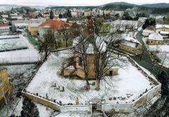 letecký pohled na ves s kostelem