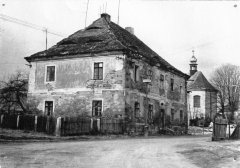 starší foto kostela (presbytář za domem)