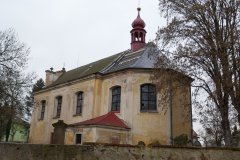 pohled zezadu zprava - oprava střechy presbytáře