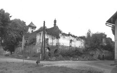 zchátralý kostel