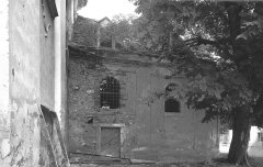 zchátralá kaple nad kameny