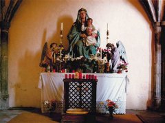 plastika Panny Marie na bočním oltáři kostela v Dolním Dvořišti