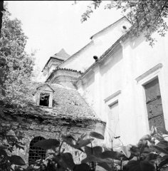 zchátralý kostel