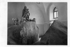 interiér kaple s puklým kamenem