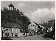 starší foto kostela (vpravo dole)
