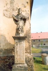 socha sv. Prokopa před kaplí