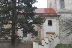pohled zezadu zleva - opravená střecha spojovacího krčku mezi kostelem a zámkem