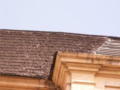 detail poškozené střechy