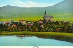 dobová pohlednice vsi s kostelem