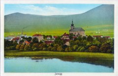 dobová pohlednice vsi s kostelem