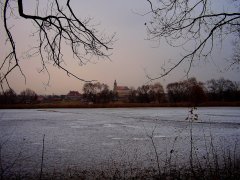 pohled na kostel od rybníka