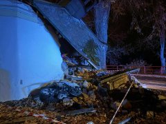 kaple pobořená nárazem auta