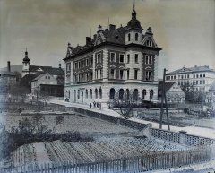 dobová pohlednice města s kostelem (vlevo v pozadí)