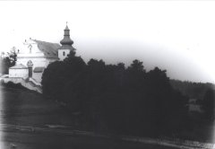 starší foto kostela a kaple před ním