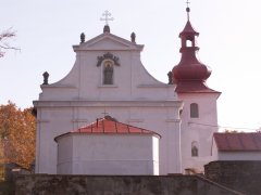 průčelí kostela