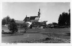 dobová pohlednice poutního areálu (kaple před kostelem)